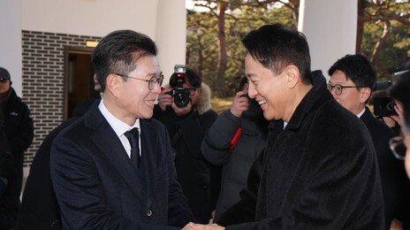 서울시장 초반 판세부터 여야 ‘경합’… 부산은 與 전재수 ‘우세’