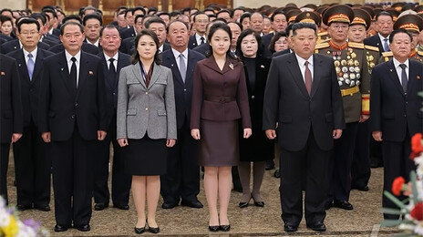 김주애, 김정은 대신 정중앙에…‘선대 안치’ 금수산궁전 첫 참배