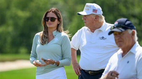 “가장 아름다운 사진작가”…트럼프 SNS 꽉잡은 ‘아이폰女’