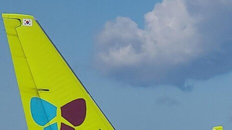 제주공항 이륙 전 진에어 여객기서 연기 발생…122명 대피 소동