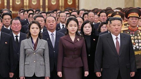 ‘센터’ 선 김정은 딸 주애, 금수산궁전 첫 참배