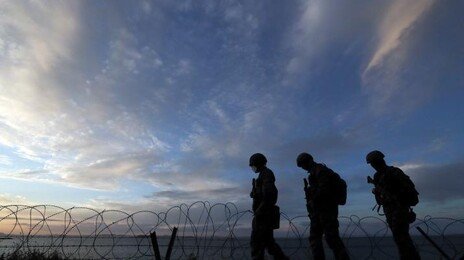 육군 모사단, 위병소 근무에 ‘총기 대신 삼단봉 휴대’ 지침 내렸다 철회