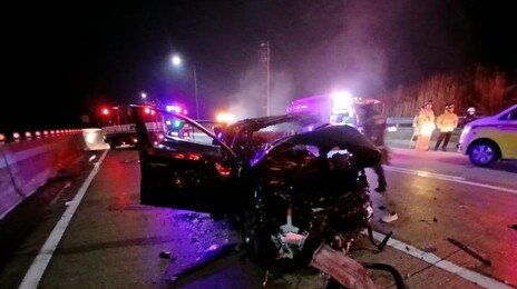 고창서 고속도로 달리던 SUV가 래커차 들이받아…11명 사상