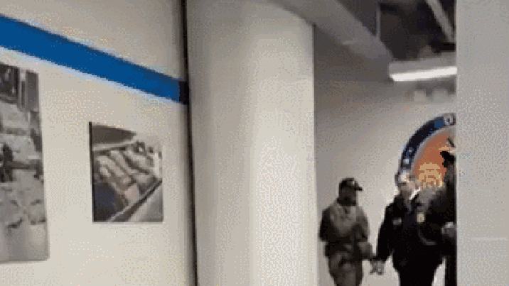 뉴욕 마약단속국으로 연행된 마두로…요원과 새해인사 나누기도