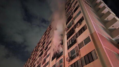 화염 뚫고 사선 넘은 ‘새해 투혼’… 소방관들, 아파트 화재서 60대 부부 극적 구조