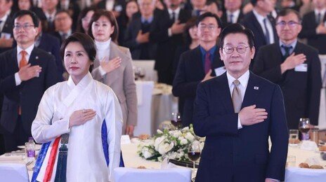 李, 中 동포 만나 “주권행사 걸림돌 없게 재외선거 제도 개선할 것”
