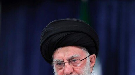 이스라엘 매체 “하메네이 아들 등 지도부, 해외로 거액 빼돌려”