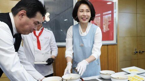 김혜경 여사, ‘한중 가교’ 中여성 인사들에 떡만둣국 대접