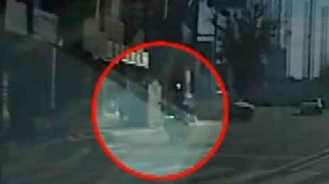 폰 보다가 어린이 2명 쾅…배달기사 “죽은줄 알고 도주”