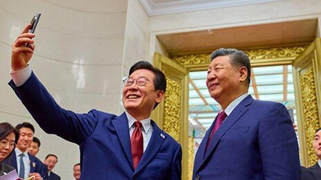 李 “그때 주신 선물”…이 말 하려 샤오미폰 개통해 가져갔다