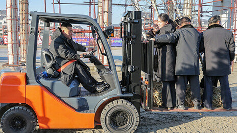딸 싣고 지게차 운전한 김정은…주애와 함께 ‘삽질’도