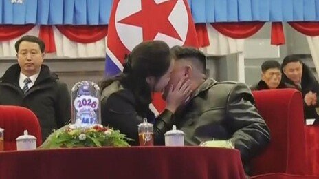김정은·주애 ‘볼뽀뽀’…“과도한 스킨십, 체제 왜곡 불안 드러내”