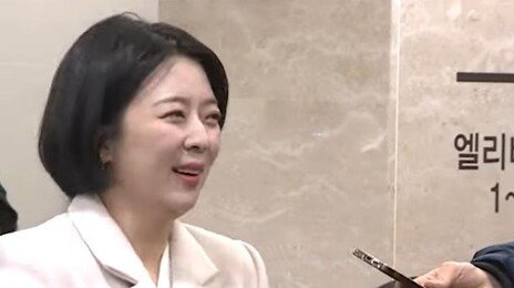 ‘밝은색 옷에 미소까지’…배현진, 故안성기 조문 태도 논란
