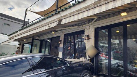 60대 여성 몰던 승용차, 20여명 있던 카페로 돌진