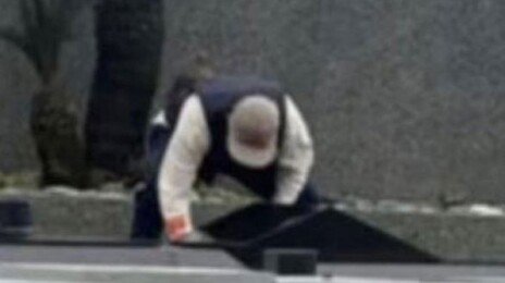 쓸쓸히 故서희원 묘비 닦아…구준엽 새해에도 아내 곁 지켜