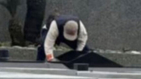 쓸쓸히 故서희원 묘비 닦아…구준엽 새해에도 아내 곁 지켜