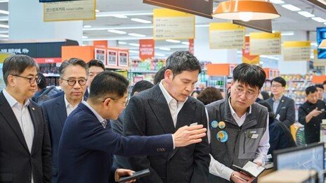 매출 1등 매장 찾은 정용진 “가장 신뢰받는 ‘쇼핑 성지’ 돼야”