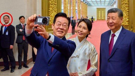 日에 ‘주머니 손’ 굴욕 준 中관료, 한중정상 만남땐 ‘활짝’