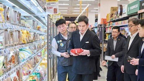 ‘1등 매장’ 찾은 정용진 “일상 속 가장 신뢰받는 쇼핑 성지 돼야”