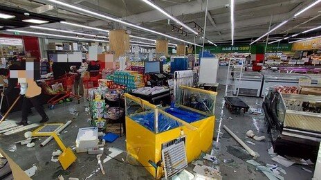 포항 대형마트에 SUV 돌진…20대 직원 1명 경상