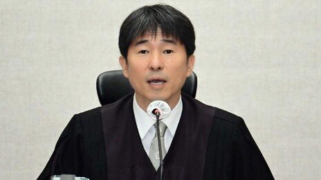 지귀연 “프로는 징징대지 않아” 김용현 변호인에 일침