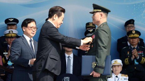 ‘VIP 격노설’ 폭로 박정훈·계엄 지연 김문상, 나란히 별 달아