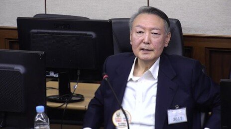 변호인 “반헌법 세력들이…”에 尹 고개 끄덕끄덕