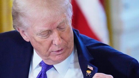 ‘Happy Trump’ 배지 착용한 트럼프…“미국 다시 위대하게 만들기 전까지 난 행복하지 않아”