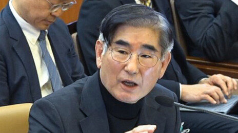 김용현측 “혀가 짧아서” 변론 질질 끌어… 지귀연, 제지도 안해