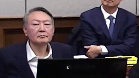 與 “내란법정서 尹 웃고 졸고…재판이 ‘봉숭아 학당’으로 전락”