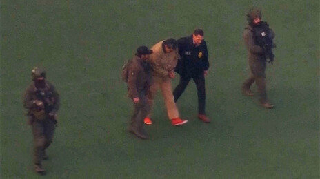 권력이 무너지면 초망원렌즈에 잡힌다…마두로의 사진