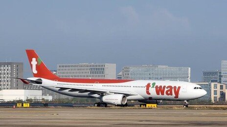 청주행 티웨이항공 기내서 보조배터리 연기…승무원 3명 연기흡입