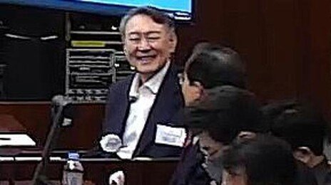 與 “내란법정서 尹 웃고 졸고…재판이 ‘봉숭아 학당’으로 전락”