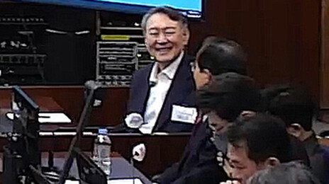 與 “내란법정서 尹 웃고 졸고…재판이 ‘봉숭아 학당’으로 전락”