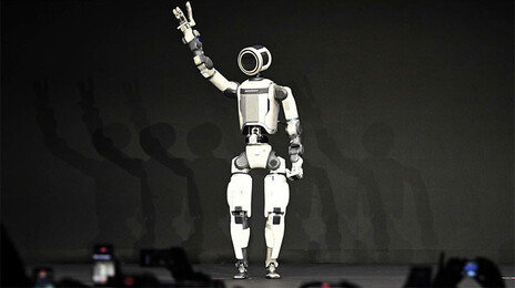 로봇 보며 초조한 부모들 “우리 아이, AI학원 보낼까”