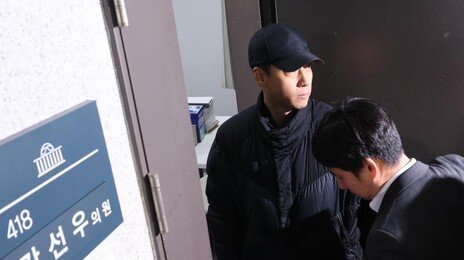 ‘공천헌금’ 김경 11일만에 귀국… 경찰, 金-강선우 늑장 압수수색