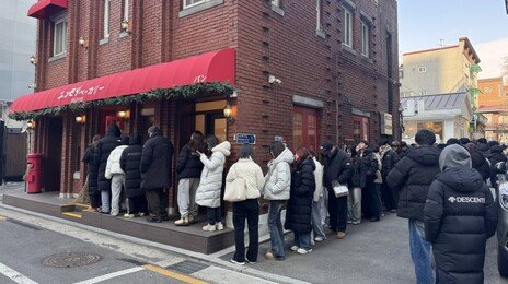 국밥집·초밥집마저 ‘두쫀쿠’ 판매…SNS가 만든 오픈런 열풍