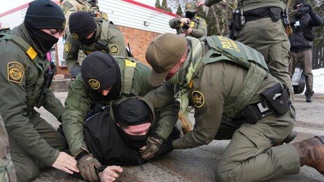 ‘ICE 반발 시위’ 번지는데, 美정부 “요원 수백명 추가 파견”