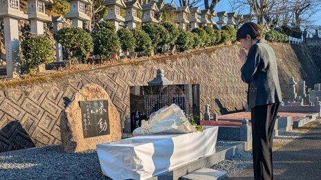 다카이치, 한일 정상회담 앞두고 아베 위령비 찾아 헌화