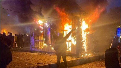 이란 시위 사태 2주 “거리엔 피 가득”… 트럼프 “곧 강력한 선택”