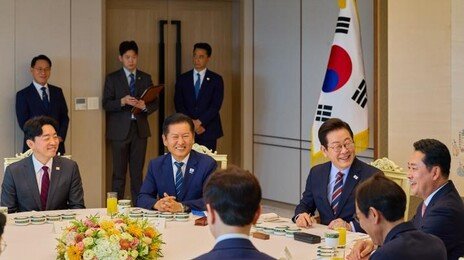 李, 16일 여야 지도부와 靑오찬… 국힘 “영수회담 필요” 불참 의사
