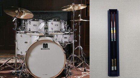 李, 드러머 다카이치에 ‘나전칠기 드럼 스틱’ 선물