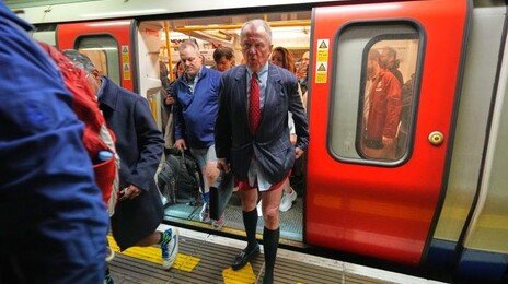 “바지 깜빡한 건 아니고요”…‘하의 실종’ 지하철 타기 올해도