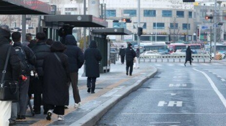 “버스 파업 몰랐다” 한파속 덜덜… “일당 털어 택시, 지각 면해”