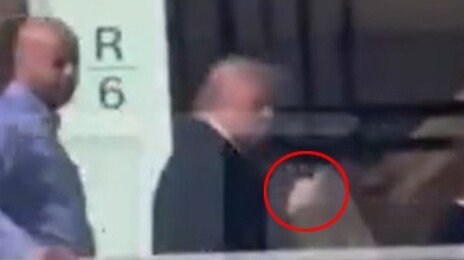 ‘소아성애자 옹호자’ 야유에 ‘손가락 욕’ 날린 트럼프