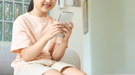 호주 10대 SNS 금지 초강수…“스마트폰 두대 쓴다” 꼼수도 등장