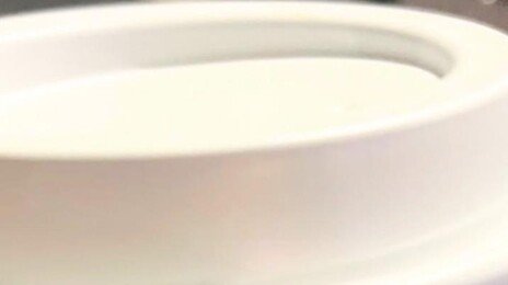 커피컵에 ‘돼지 그림’…美보안관 스타벅스에 분노한 이유