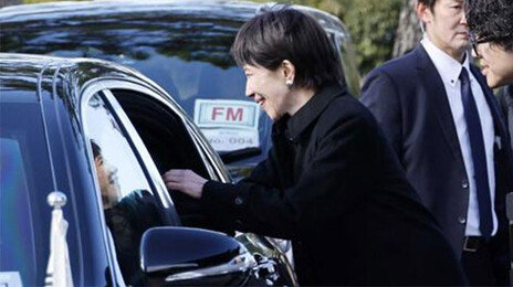 작별의 악수만 3번에 ‘폴더 인사’…다카이치의 극진한 환대 화제