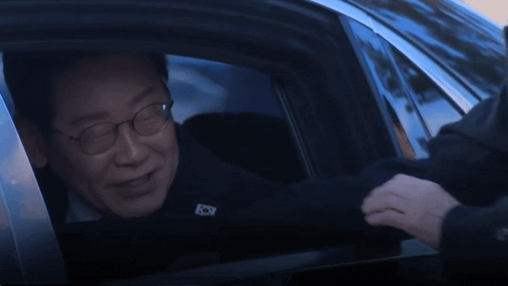 차 창문 내리자 또 다가와 손잡아…다카이치 ‘극진한 환송’