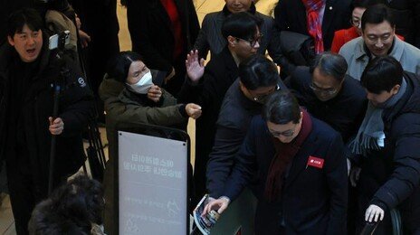 尹구형 3시간뒤 ‘韓제명’… 친한 “정적 죽이기” 지도부 “기차는 간다”